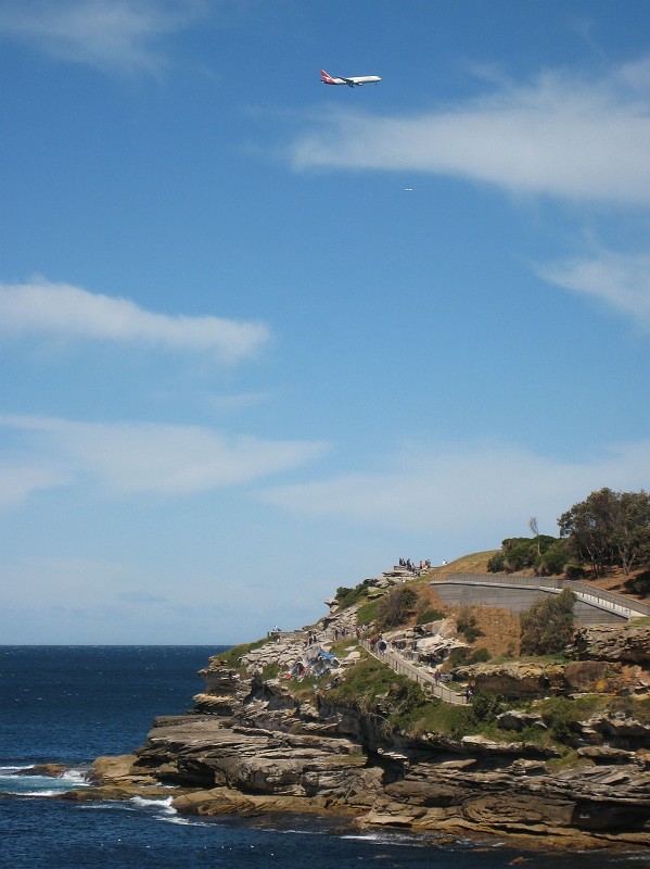 2009-11-06 22-06-18_2.jpg - ...man sieht es kaum, aber hier sind gleich zwei Qantas-Flieger am Himmel
